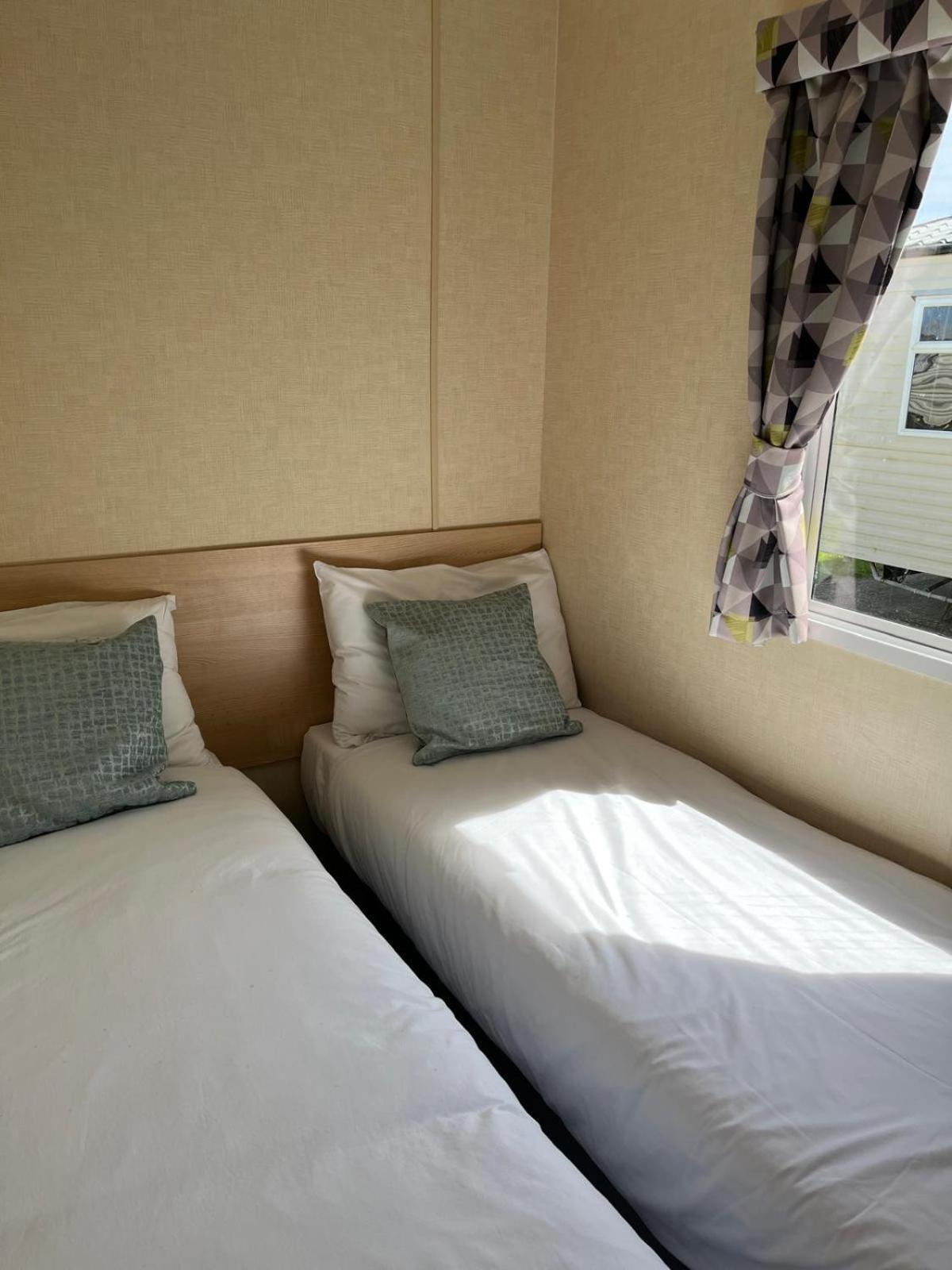 Homely Caravan At California Cliffs In Norfolk, Near To Scratby Beach Ref 50001E Great Yarmouth Kültér fotó